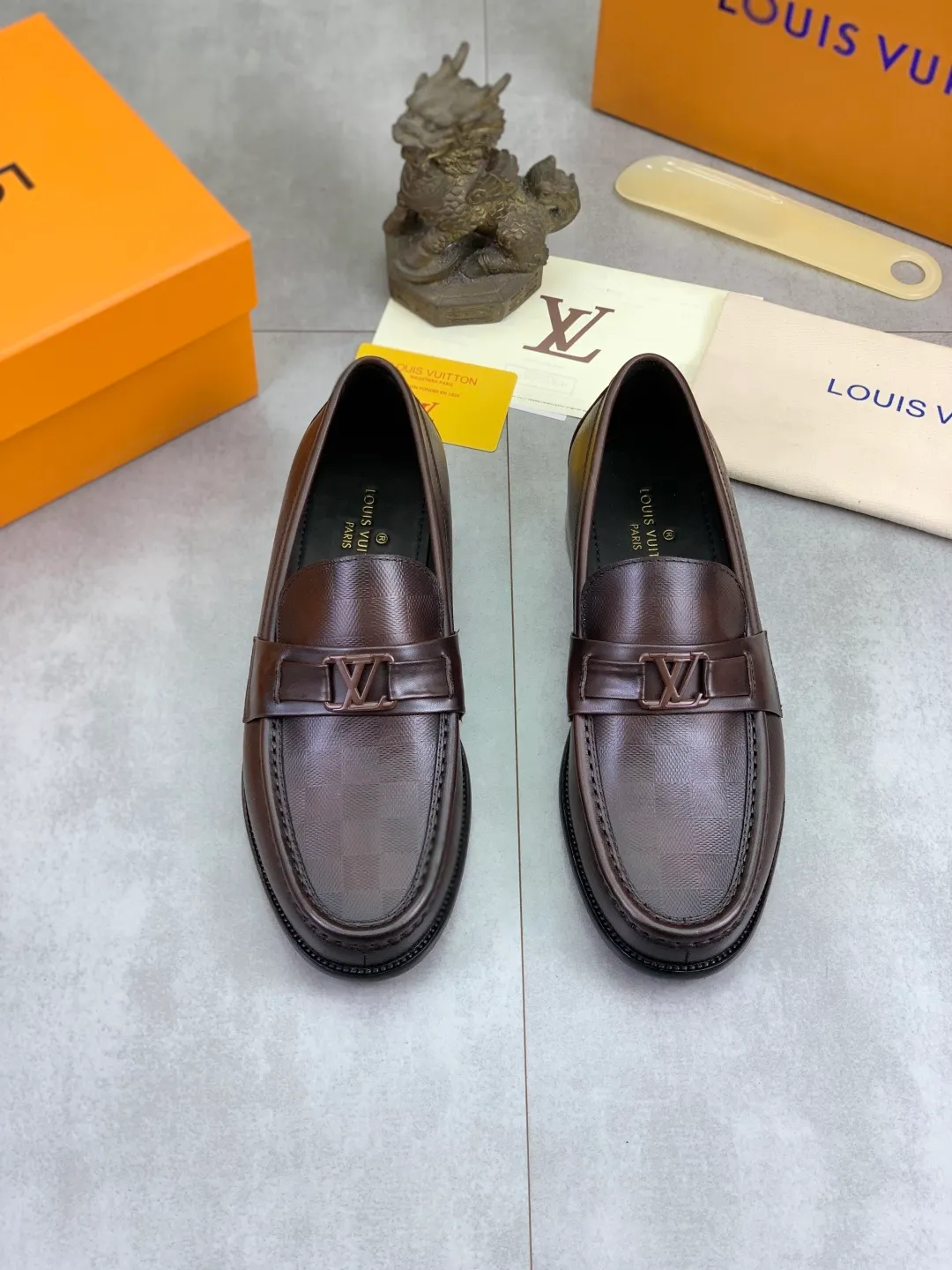 Men's men's shoes 💰P520 New style 💶[LOUIS VUITTON] Water-dyed Niuli Original order New style 🍀LV Louis Vuitton *——Top version of LV classic leather shoes! Made of imported original calfskin, original leather side strips and wear-resistant high-end rubber outsole! High quality products! Color: Black optional Size: 39-44 (45 customized)